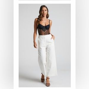 Never Worn RHAILA PANTS - RELAXED
WIDE LEG CROPPED PANTS
IN WHITE
SIZE: 16 (4XL)